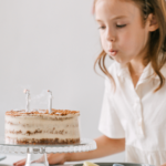 Śmieszne wierszyki dla babci: Gotowe teksty i pomysły na rymowanki